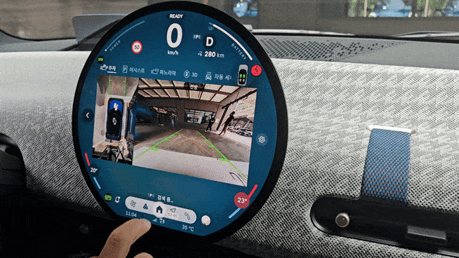 ‘더 뉴 올-일렉트릭 MINI 쿠퍼’에 탑재된 원형 OLED 중앙 디스플레이를 조작하고 있다. 서재근 기자