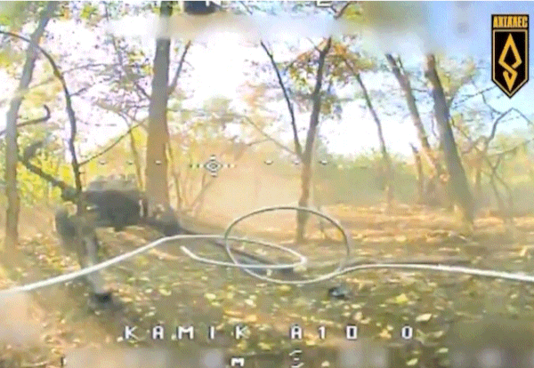 우크라이나군 드론 특수부대 아킬레스 연대가 지난 18일 소셜미디어 X(엑스·옛 트위터)에 공개한 1인칭 시점 드론(FPV) 영상. FPV는 북한제 107㎜ 75식 다연장로켓포(MRLS) 발사대 후면으로 날아가 공격을 가하고 있다.(X 갈무리).