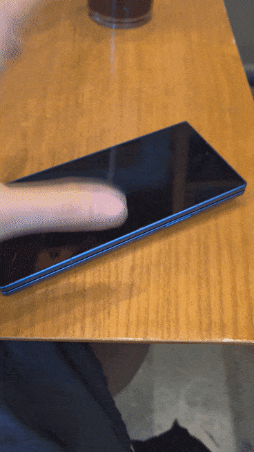 갤럭시 Z 폴드7을 책상 위에 올려놓으면 카메라 돌출부 때문에 폰이 평평하게 수평을 유지하지 못하고 약간 기울어지거나 흔들리는 느낌이 든다. [영상=안서진 기자]