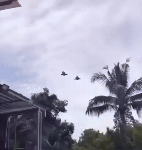 소셜미디어에 확산 중인 태국 그리펜 전투기 비행 장면 - 캄보디아와의 무력 충돌 이후 태국 공군이 JAS-39 그리펜 전투기를 실전에 투입한 가운데, 소셜미디어에는 해당 전투기 2대(노란색 원)가 민가 인근 상공을 저고도로 비행하는 모습이 담긴 영상이 공유되고 있다. 출처=인스타그램