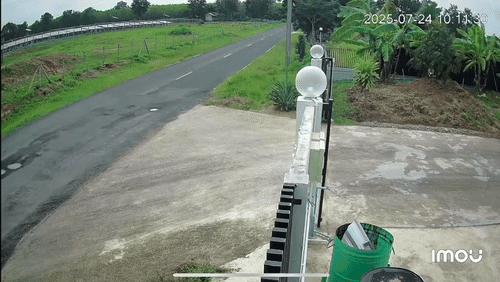 24일(현지시간) 태국 동부 수린주의 한 국경 마을에 캄보디아군이 쏜 것으로 추정되는 다연장로켓포가 떨어지자 깜짝 놀란 개들이 뛰쳐나오고 있다. 2025.7.25. 페이스북 캡처