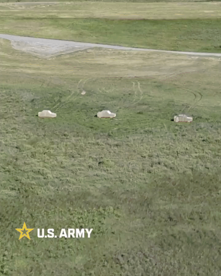 소형 드론, 훈련용 수류탄 투하 시험 장면 - 영상에는 미군 병사들이 스카이디오(Skydio) X10D 쿼드콥터 드론에 훈련용 수류탄을 장착한 뒤 목표물로 설정된 목제 차량 모형 상공에서 이를 투하하는 장면이 담겼다. 출처=미 육군