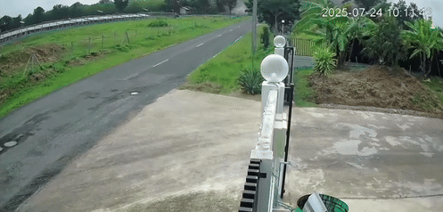 다연장로켓 공격을 뚫고 배달을 하는 태국 남성. 페이스북 캡처