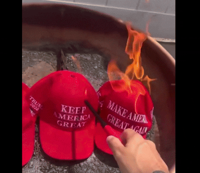 도널드 트럼프 미국 대통령 지지자들이 ‘엡스타인 파일’ 진상규명을 요구하며 마가(MAGA·미국을 다시 위대하게) 모자를 불태우고 있다. SNS 갈무리
