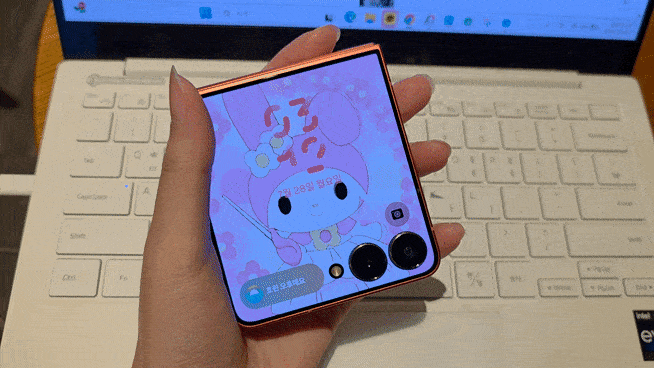 마이멜로디로 꾸며본 커버 디스플레이. [영상=안서진 기자]