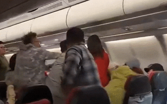 중국인들이 기내 난투극을 벌이는 모습. 엑스