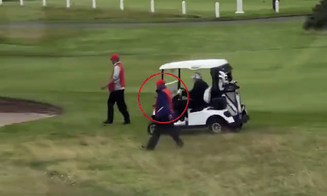 “내가 친 공처럼…” 트럼프 캐디의 수상한 손놀림 - 영상에는 골프카트를 운전하는 도널드 트럼프 미국 대통령 옆을 두 명의 캐디가 걷다가, 한 명이 앞서 나가 공을 조용히 바닥에 떨어뜨리는 장면이 담겼다. 이어 트럼프 대통령은 카트에서 내려 해당 공 쪽으로 다가가며 마치 자신이 방금 친 샷인 것처럼 행동한다. 출처=엑스