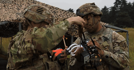 실시간 조종으로 정밀 타격 - 영상에 등장한 미군 병사들은 고글과 조종기를 통해 드론을 실시간으로 조작했으며, 드론은 목표물에 정확히 명중해 폭발했다. 출처=미 국방부