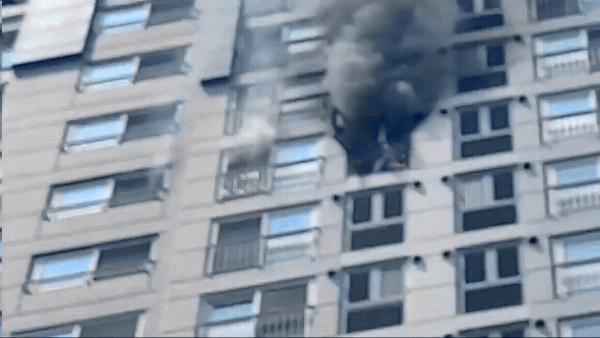 지난 28일 오후 1시 15분쯤 서울 성동구 금호동의 한 아파트에서 에어컨 실외기 화재가 발생했다.(서울 성동소방서 제공)