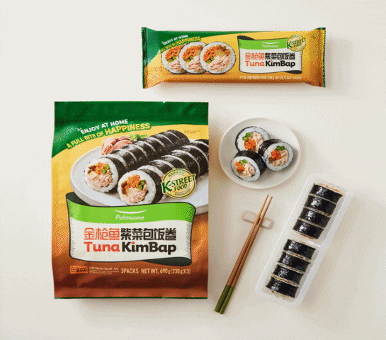 풀무원이 중국 대형마트 유통 채널 '샘스클럽(Sam's Club)'에 입점·판매한 참치 냉동김밥. 중국 한 소비자가 샘스클럽에서 판매 중인 풀무원 참치김밥을 집고 있는 모습. /풀무원 제공