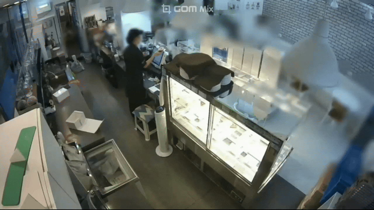 지난 26일 오후 제주도 서귀포시 한 카페에서 남성 손님이 마지막 접시까지 던지는 모습. 시청자 제공