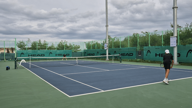 지난 18일 찾은 경기도 오산시 G-스포츠클럽 테니스 종목 선수들. 전용 테니스 코트에서 훈련하는 모습. /사진=박진호 기자
