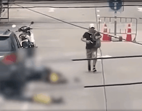 현지시간으로 28일 오전 태국 방콕 북부에 있는 유명 식료품 시장인 오또코 시장에서 한 남성이 총기를 난사해 5명이 사망하고 1명이 부상했다. CCTV 캡처