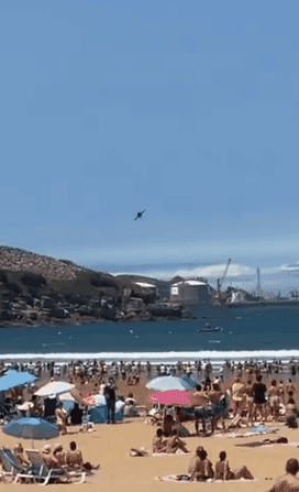 스페인 현지시간으로 지난 27일 스페인 공군 F/A-18 호넷 전투기가 해변 에어쇼 도중 파도와 거의 충돌할 뻔한 사고가 발생했다. 엑스 캡처.