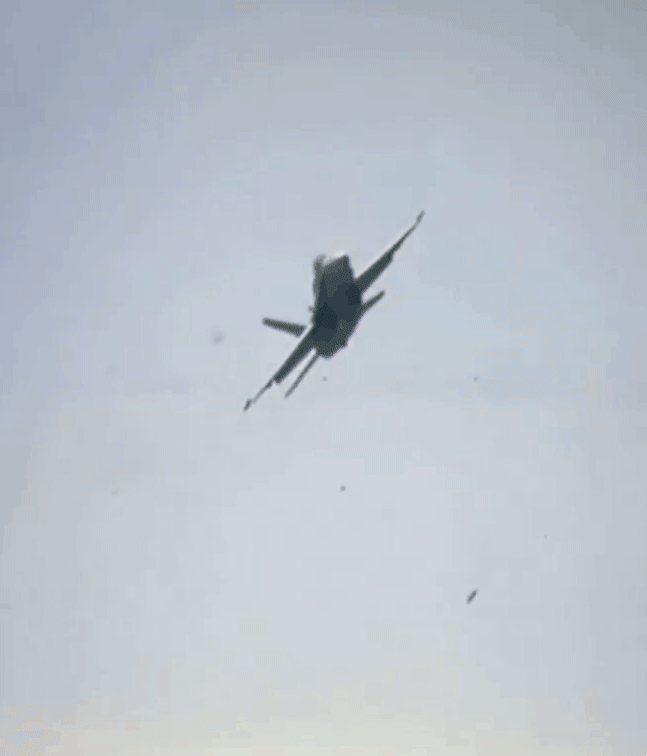 스페인 현지시간으로 지난 27일 스페인 공군 F/A-18 호넷 전투기가 해변 에어쇼 도중 파도와 거의 충돌할 뻔한 사고가 발생했다. 엑스 캡처.