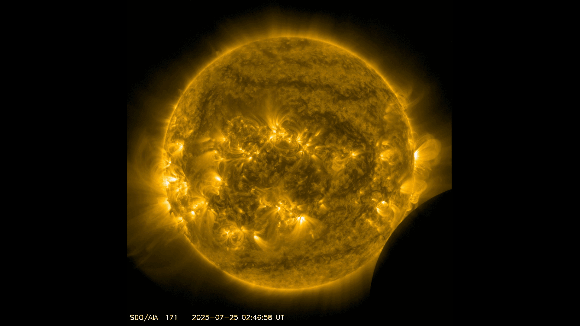 지난 25일 태양활동관측위성(SDO)이 포착한 달 자오선 통과 영상. NASA SDO 제공