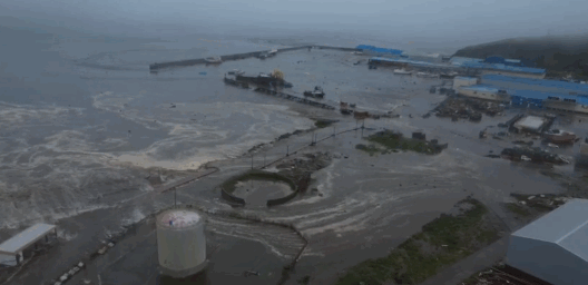 현지시간 30일 러시아 동부 캄차카반도에서 발생한 쓰나미가 러시아 사할린의 세베로-쿠릴스크에 들이닥쳐 마을이 물에 잠긴 모습. 〈영상=러시아 과학아카데미 캄차카지부 텔레그램 채널〉