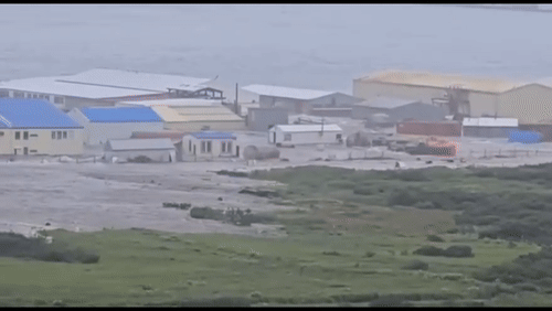 30일(현지시간) 러시아 캄차카반도 인근 해역에서 발생한 강진 이후 쓰나미가 해안 인근 건물 주변을 덮치고 있다. (인스타그램 @my.primorye)