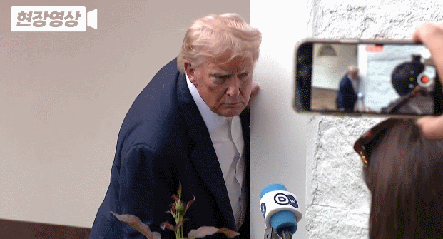 29일(현지 시간) 도널드 트럼프 미국 대통령이 스코틀랜드 순방을 마치고 워싱턴DC로 돌아와 백악관으로 들어가는 길에 기자들과 만나 ‘한국과의 관세 협상을 내일 끝낼 것인가’라는 질문을 받고 답변하고 있다. 채널A