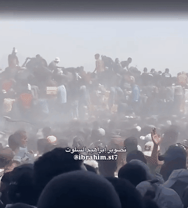 26일(현지시간) 팔레스타인 가자지구 남부 라파에 트럭 두 대가 들어서자 셀 수 없이 많은 가자 주민이 몰려들었다. 엑스 캡처