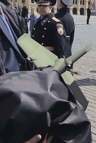 블라디미르 푸틴 러시아 대통령의 경호를 맡고 있는 연방 경호국 소속 보안 요원이 공식 자리에서 요격용 드론을 손에 쥔 모습. 텔레그램 영상 캡처