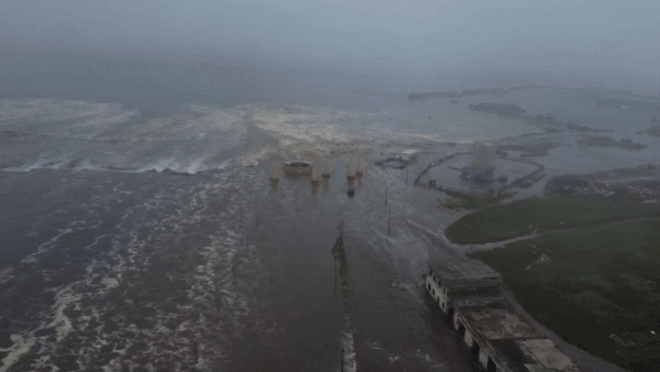 30일(현지시간) 러시아과학아카데미와 미국지질조사국(USGS)에 따르면 이날 오전 11시 24분 캄차카반도 동쪽 바다에 규모 8.8의 초강진이 발생했다. 사진은 이날 드론(무인기) 으로 본 세베로쿠릴스크 해안 마을. 쓰나미가 덮치고 있다. 세베로쿠릴스크는 캄차카반도 남쪽 해역의 쿠릴 열도에 위치한 러시아 사할린주 관할 도시다. 2025.7.30 러시아과학아카데미