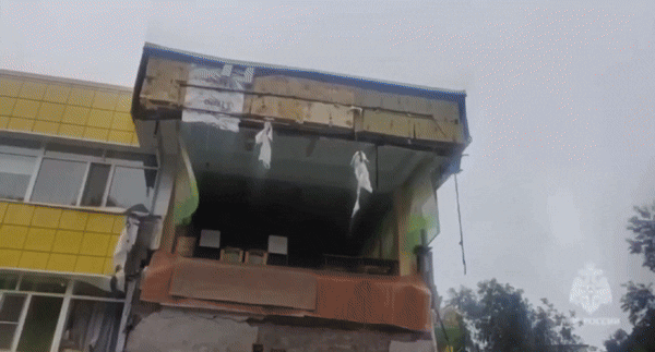 30일(현지시간) 러시아과학아카데미와 미국지질조사국(USGS)에 따르면 이날 오전 11시 24분 캄차카반도 동쪽 바다에 규모 8.8의 초강진이 발생했다. 진앙은 인구 18만 7000명이 있는 러시아 페트로파블롭스크-캄차츠키에서 동남쪽으로 110㎞ 떨어진 곳이다. 사진은 이날 지진으로 무너진 페트로파블롭스크-캄차츠키의 한 유치원에서 러시아 비상사태부가 작업 중인 모습. 2025.7.30 러 비상사태부