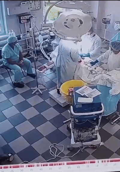 30일(현지시간) 러시아과학아카데미와 미국지질조사국(USGS)에 따르면 이날 오전 11시 24분 캄차카반도 동쪽 바다에 규모 8.8의 초강진이 발생했다. 진앙은 인구 18만 7000명이 있는 러시아 페트로파블롭스크-캄차츠키에서 동남쪽으로 110㎞ 떨어진 곳이다. 사진은 이날 캄차카암센터 의료진이 수술 중 발생한 지진에서 환자를 보호하는 모습. 리아노보스티통신은 의료진이 수술을 계속했으며, 환자는 건강한 상태라고 전했다. 2025.7.30 리아노보스티