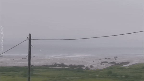 30일(현지시간) 러시아과학아카데미와 미국지질조사국(USGS)에 따르면 이날 오전 11시 24분 캄차카반도 동쪽 바다에 규모 8.8의 초강진이 발생했다. 사진은 이날 드론(무인기) 으로 본 세베로쿠릴스크 해안 마을. 쓰나미가 덮치고 있다. 세베로쿠릴스크는 캄차카반도 남쪽 해역의 쿠릴 열도에 위치한 러시아 사할린주 관할 도시다. 2025.7.30 텔레그램