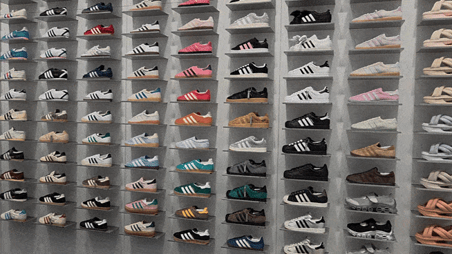 1층 한쪽 벽면에 전시된 ‘슈즈월’. 브랜드별 품귀현상을 겪고 있는 인기 모델과 무신사 단독 판매 모델 등 670여개의 신발이 진열돼 있다. [김혜진 기자]