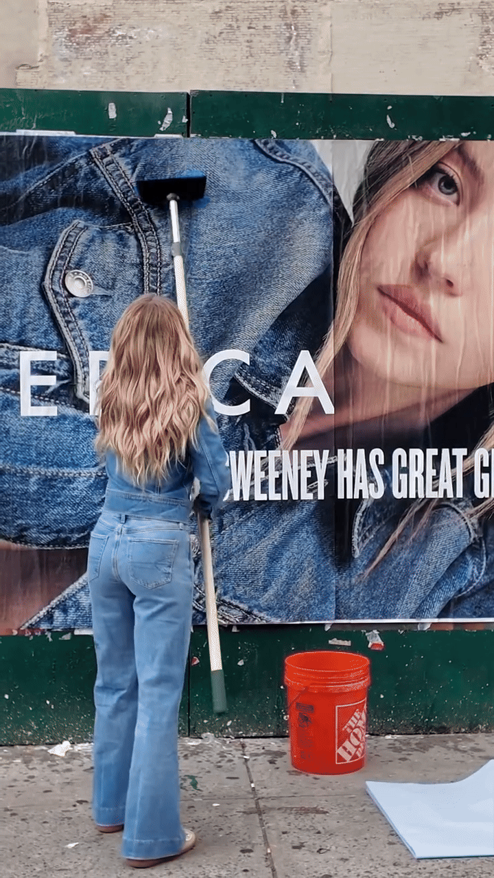 배우 시드니 스위니가 한 벽에 있는 자신의 광고 포스터에 페인트 덧칠을 하고 지나가자, ‘훌륭한 유전자’(Great Genes)라는 문구가 ‘훌륭한 청바지’(Great Jeans)로 바뀌는 아메리칸 이글 2025 가을 캠페인 영상의 한 장면. 출처=아메리칸 이글 인스타그램 @americaneagle