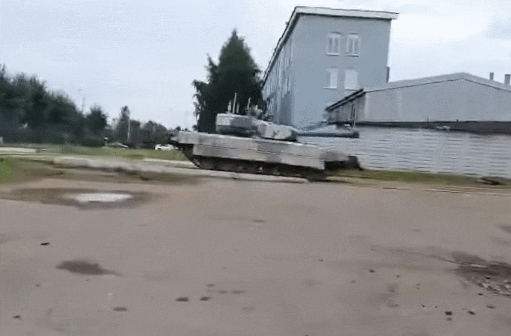 슈투름(Shturm)의 로봇 전차와 지휘 차량의 이동 모습