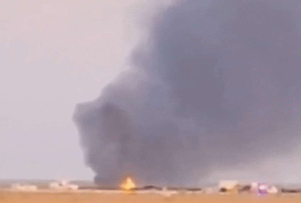 추락 후 화염에 휩싸인 사고 전투기 모습.