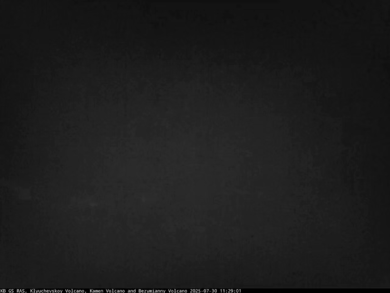 클류쳅스카야 소프카 화산의 분화 관측 영상. 러시아과학원 지구물리연구소의 고정 카메라에 포착된 장면으로, 화산 정상에서 강한 빛이 분출되고 있다. 출처=러시아 지구물리연구소