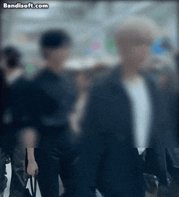 제로베이스원 관계자가 인천공항에서 팬들을 밀치고 주먹을 들어올리는 영상 [영상 = A씨 엑스 갈무리]