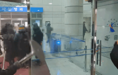 지난 1월19일 윤석열 전 대통령 지지자들이 서울 마포구 서부지방법원에 침입하고 있다. 사회관계망서비스(SNS) 캡처
