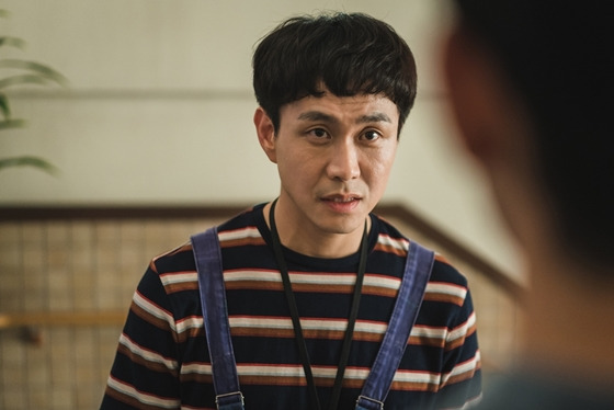 자폐 연기 보고 팬이 된 지적장애인과 손잡고 놀이공원간 유명배우