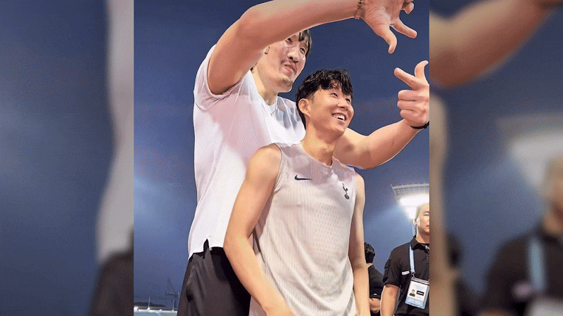 전 격투기 선수 최홍만과 손흥민이 손흥민의 시그니처 포즈인 '찰칵 세레머니'를 취하는 모습. /인스타그램