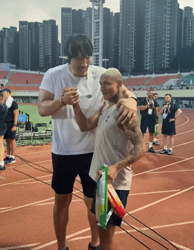 2일 안양종합운동장에서 열린 토트넘 오픈 트레이닝 행사에 특별 게스트로 출연한 최홍만이 히샬리송과 포즈를 취하고 있다. /토트넘 인스타그램