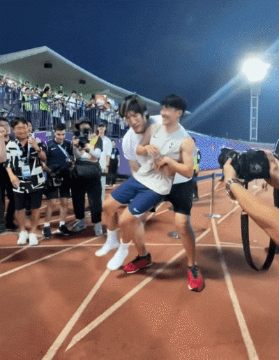 2일 안양종합운동장에서 열린 토트넘 오픈 트레이닝 행사에 특별 게스트로 출연한 최홍만이 손흥민을 들어올리고 있다. /토트넘 인스타그램