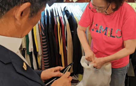 정청래 더불어민주당 대표 후보가 30일 인천 부평역 지하상가의 한 의류 가게에서 아들들의 옷을 구매 중이다./영상=이승주 기자