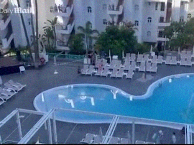 [뉴시스] 관광객들이 스페인 테네리페 호텔의 선베드를 차지하기 위해 개장 직후 달려가고 있다. (사진=데일리메일) 2025.07.30.  *재판매 및 DB 금지