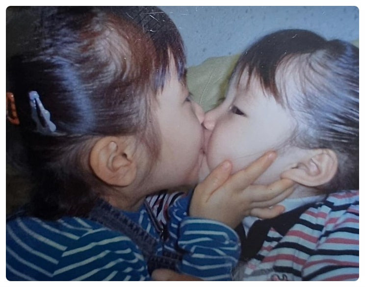 너무 닮아서 쌍둥이인줄 알았는데 1살 차 자매사이였던 두 가수