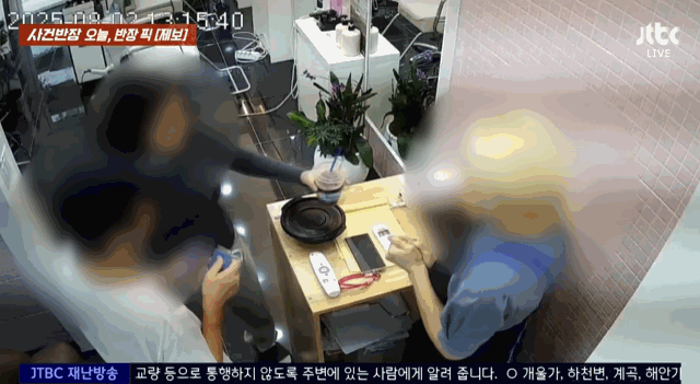 제보자에게 커피와 물건 등을 던지는 여성의 모습. 〈영상=JTBC '사건반장'〉