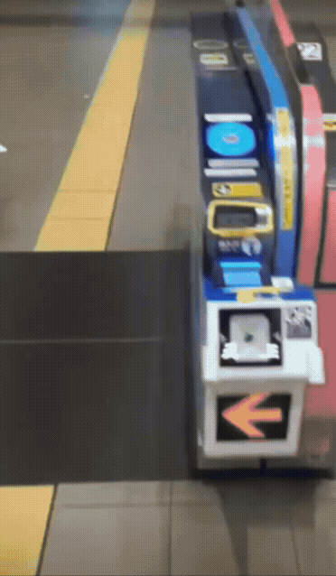 일본 도쿄에서 일반 신용카드를 이용해 지하철 개찰구를 통과하는 장면. 위쪽에 있는 교통카드용 리더기와 별도의 신용카드 리더기가 밑에 부착돼 있다. /유튜브 캡처