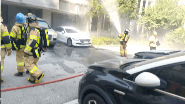 지난달 24일 오후 3시25분쯤 서울 성동구 상왕십리동 한 아파트 실외기에서 화재가 발생했다. /영상제공=성동소방서.