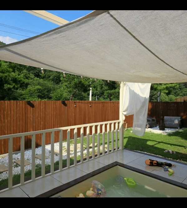 갤럭시 Z 폴드7의 2억 화소 모드로 찍은 사진을 확대해보는 모습. 멀리 찍힌 수풀의 잎들도 비교적 선명하게 볼 수 있었다.&nbsp;이동수 기자