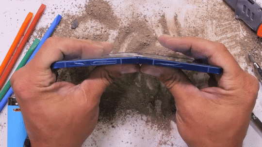 삼성 갤럭시Z플립 7의 내구성 테스트 영상이 공개됐다. (영상=제리릭에브리띵 유튜브 @JerryRigEverything)