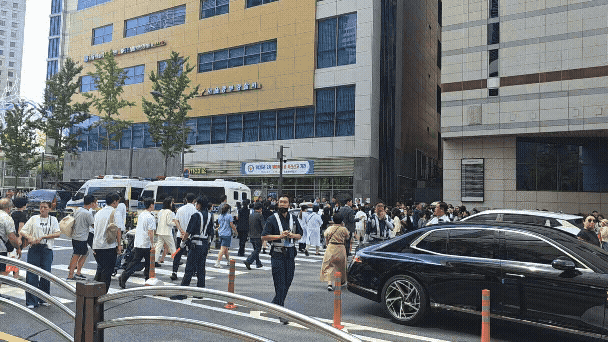 5일 오후 2시쯤 서울 중구 명동 신세계백화점 이용객들이 경찰 안내에 따라 건물 바깥으로 대피하고 있다. /독자 제공