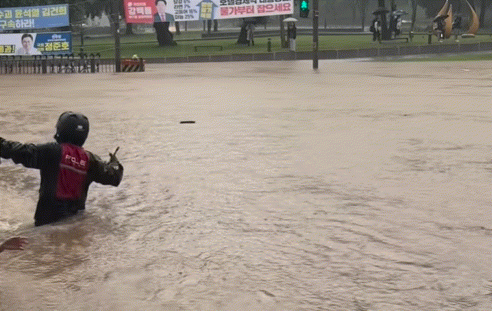 폭우로 침수된 도로를 뚫고 음식 배달에 나선 한 남성의 영상이 화제다./사진=인스타그램